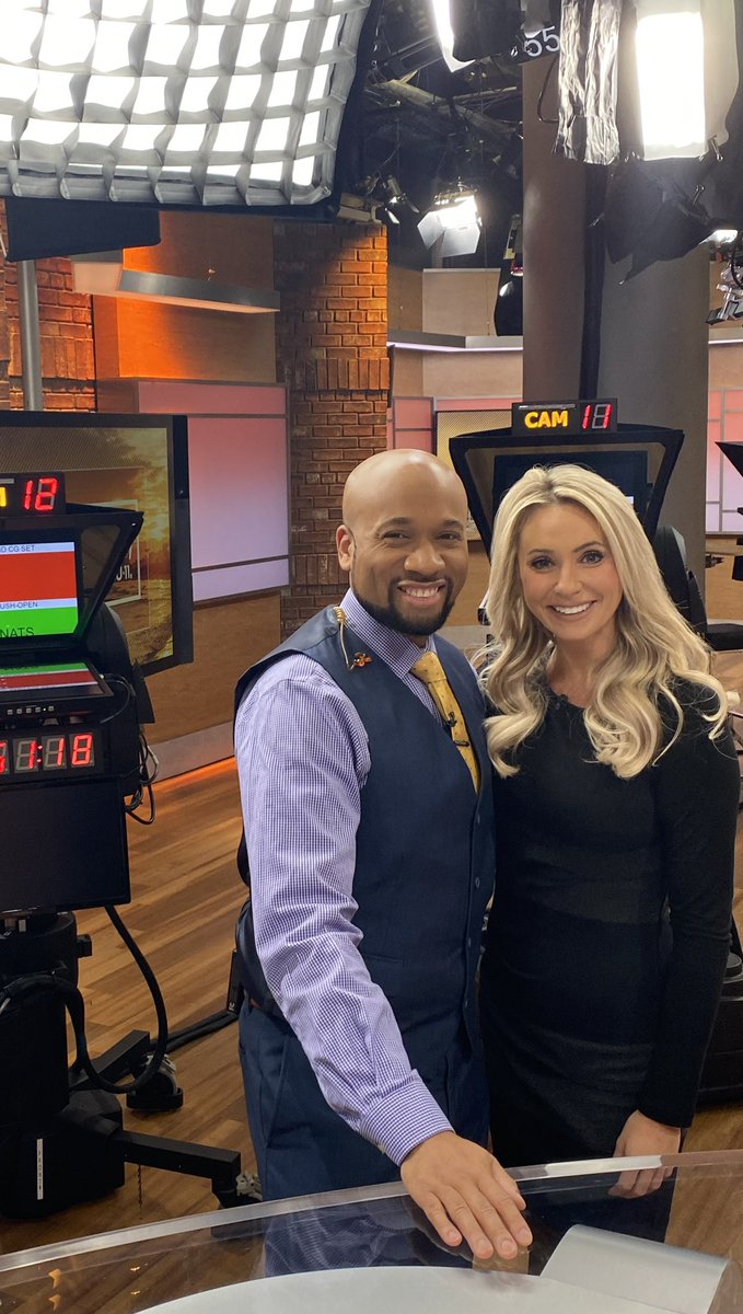 AddisonGreenWX's tweet photo. As the cold front approaches, tag-team weather coverage continues with me & @chitakhou as #HtownRush leads up to the @HEB #Thanksgiving Parade at 9. The rain could put a damper on that event and others around #Houston. #KHOU11 @khou https://t.co/QelzxJH0XQ