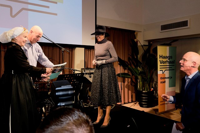 Hare Majesteit Koningin Máxima kreeg woensdag het eerste exemplaar van het fotoboek van Stichting Haags Verhaal overhandigd door een vrijwilliger van #Vadercentrum Adam en een vrijwilliger van #Muzee Scheveningen. Het fotoboek bevat 136 groepsfoto’s van Haagse gemeenschappen.