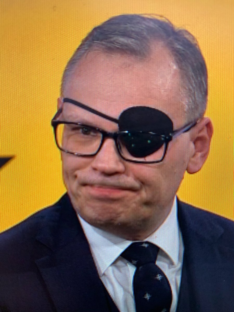 SNeupert's tweet photo. Altså virkelig uheldigt, at @LarsBStruwe har en blodsprængning i øjet, når han skal på @tv2newsdk og tale om pirater.
#dkmedier https://t.co/e36hUe97z1