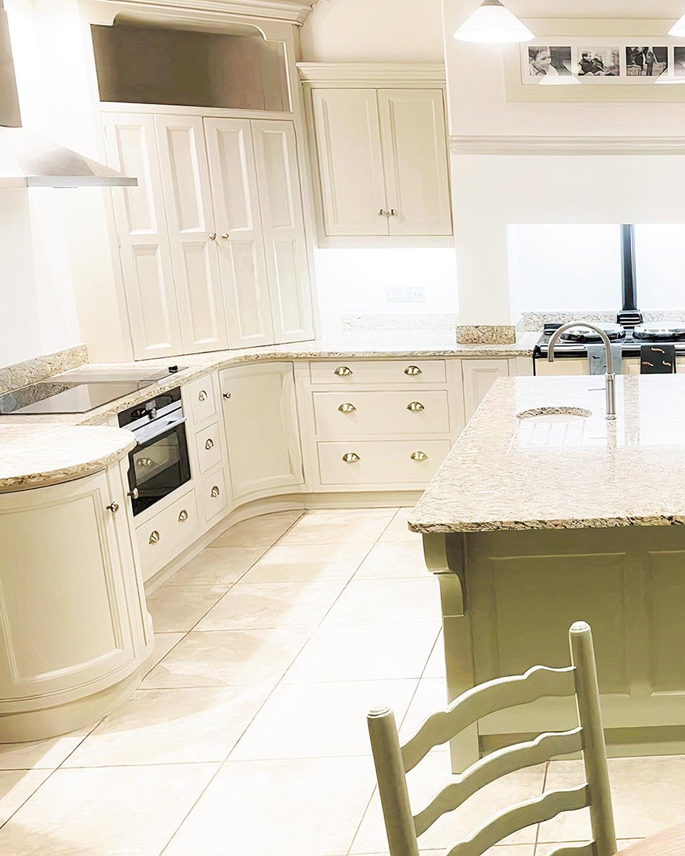 cppaintersltd's tweet image. 👌🏻 Check out this stunning #kitchen we completed for a customer based in Farnsfield late last week. We truly loved working on this project, the #spraying of all units, the central island and table set to Bone and Lichen by Farrow and Ball. Yours next? ✊🏻 cp-pad.co.uk/process.php