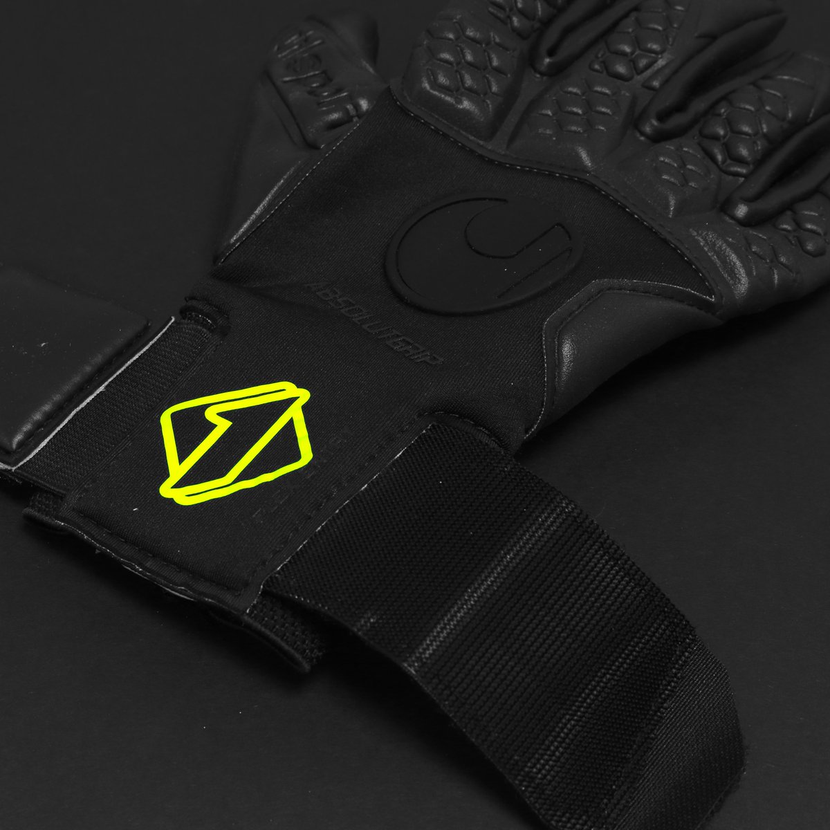 justkeepers's tweet photo. ▪️ 𝐁𝐋𝐀𝐂𝐊 𝐅𝐑𝐈𝐃𝐀𝐘 𝐆𝐈𝐕𝐄𝐀𝐖𝐀𝐘 ▪️

Fancy winning a custom pair of Uhlsport
𝐇𝐘𝐏𝐄𝐑𝐁𝐋𝐀𝐂𝐊 gloves❓

To enter:
1️⃣ Retweet this post
2️⃣ Like this post
3️⃣ Follow us

⏰ Winner will be announced on Monday the 29th of
November! https://t.co/XH6XaerhtT