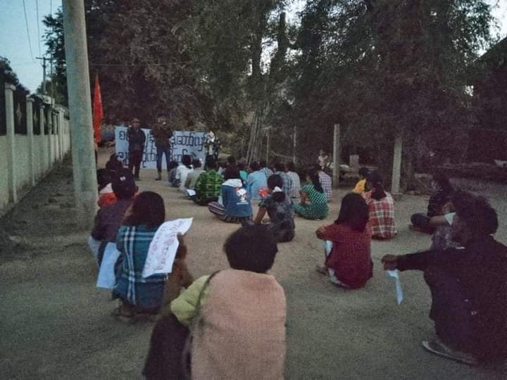 Mnla98479375's tweet photo. In #Yekyipin village, #Yinmarpin Township, people staged a protest against the terrorist fascist dictator on the evening of November 25.
#HelpMyanmarIDPs
#Nov25Coup
#WhatsHappeningInMyanmar https://t.co/KhEBXruCkl