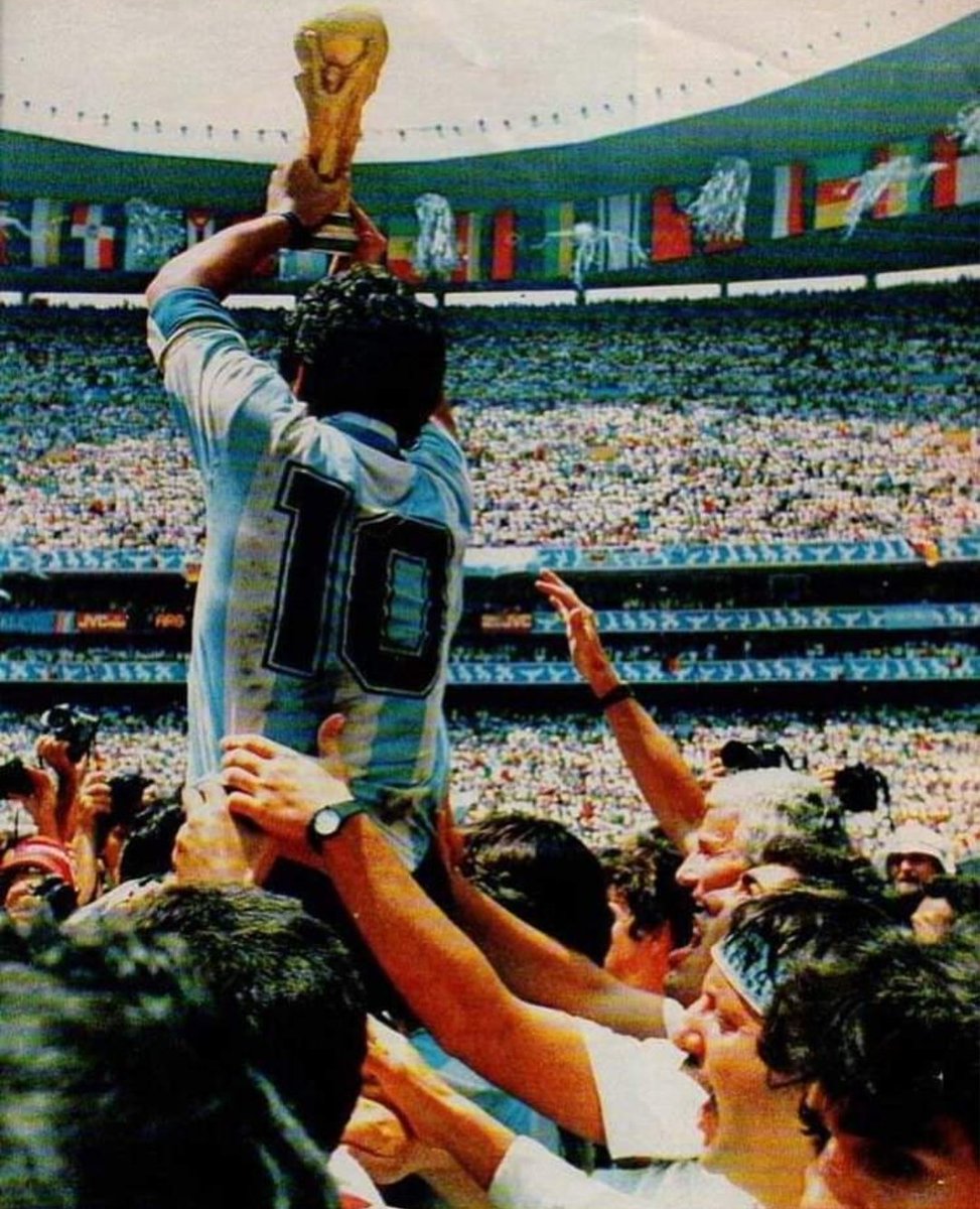 defensade3web's tweet photo. "No me importa lo que hiciste con tu vida, me importa lo que hiciste con la mía". 

Un año sin Diego Armando Maradona. https://t.co/zPcb3Zh2QP