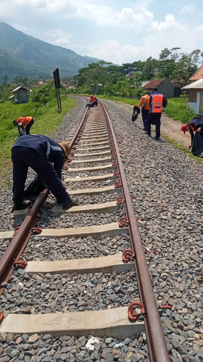 garut_railfans's tweet photo. Hari ini Beberesih di Lintas jalur KA Cibatu-Garut oleh tim Daop 2 Bandung, menggunakan KLB GD+Bagasi, Kapan atuh ya diresmikan udah gak sabar beud? https://t.co/fOpk9dIi7M