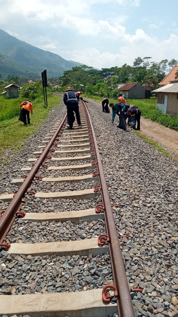 garut_railfans's tweet photo. Hari ini Beberesih di Lintas jalur KA Cibatu-Garut oleh tim Daop 2 Bandung, menggunakan KLB GD+Bagasi, Kapan atuh ya diresmikan udah gak sabar beud? https://t.co/fOpk9dIi7M