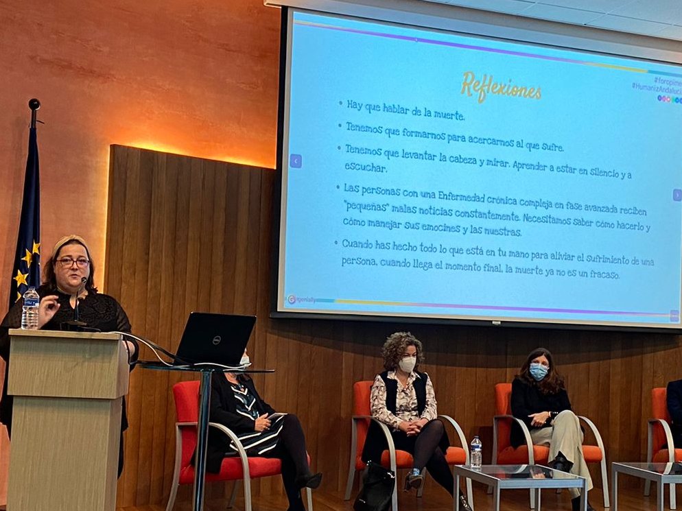 OPIMEC's tweet photo. María Teresa Estévez Morales nos habla emocionada sobre las experiencias de humanización al final de la vida en el Hospital de Poniente y sus reflexiones finales en el #foropimec. https://t.co/5u7tzxoeag