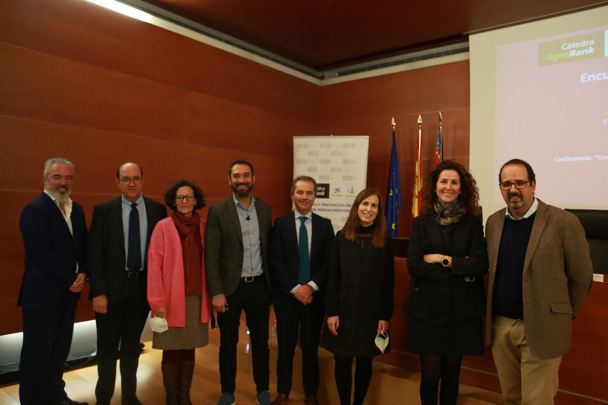 Nuevos Encuentros de Ciencia con la jornada “Cuando hablamos de #alimentación, ¿qué es lo más importante?” 🗓 organizada por <a href="/CAgrobank/">Cátedra AgroBank</a> en #Valencia

📸 <a href="/CarlosSearaDieg/">Carlos Seara Diéguez</a> , Antonio ramos, Gabriela Clemente, <a href="/Perestupinya/">Pere Estupinyà</a> @RagaEmilio María Vargas, <a href="/MartiSantapau/">María Martí Santapau</a>  Gabriel García