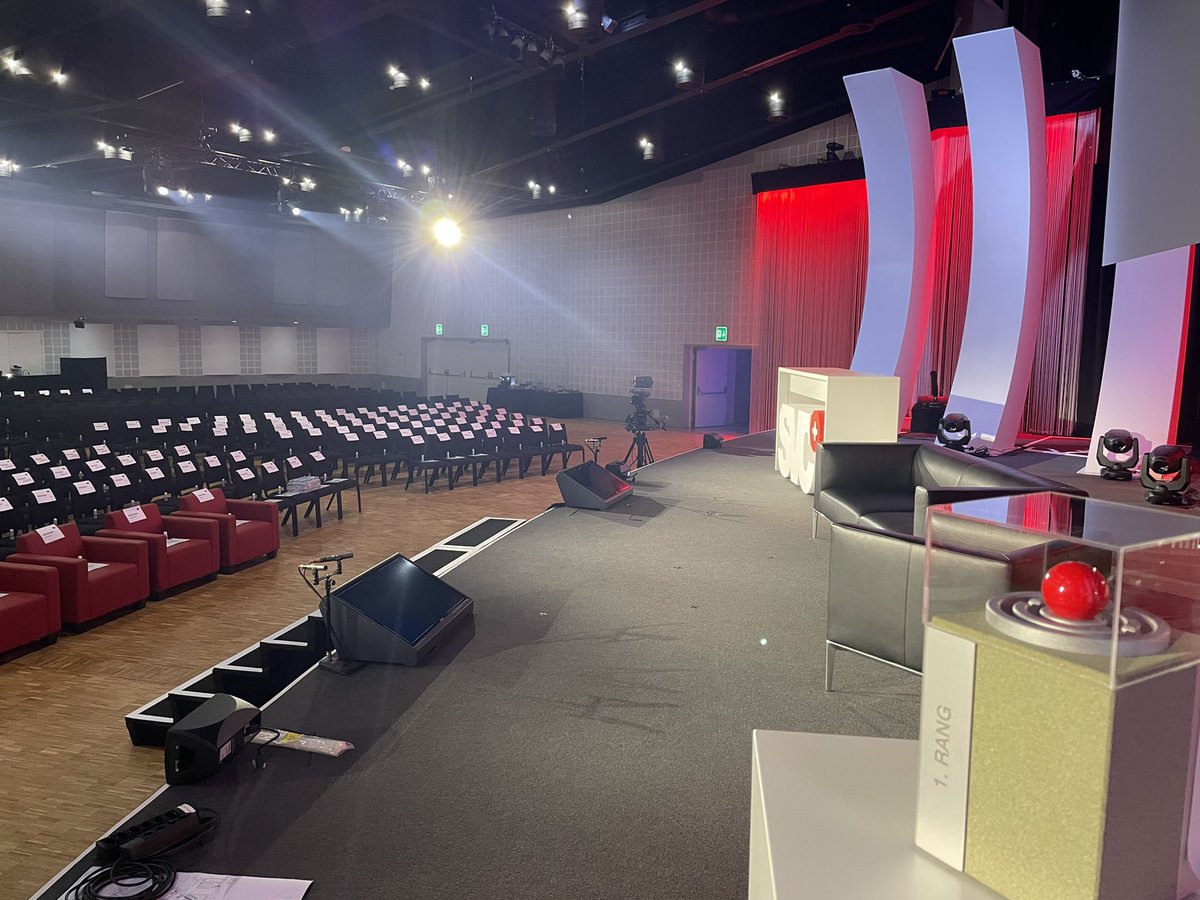 AlainHauert's tweet photo. Noch ist der Saal leer… aber das ändert sich heute Abend zur Jubiläumsausgabe des #PrixSVC Nordschweiz. Wer holt sich due begehrte Skulptur mit der roten Kugel? @medgateschweiz @revendo_ch #RobotecSolutions #MonopolColors #ifa Institut für Arbeitsmedizin #alltechInstallationen https://t.co/mX8AgDbIkY