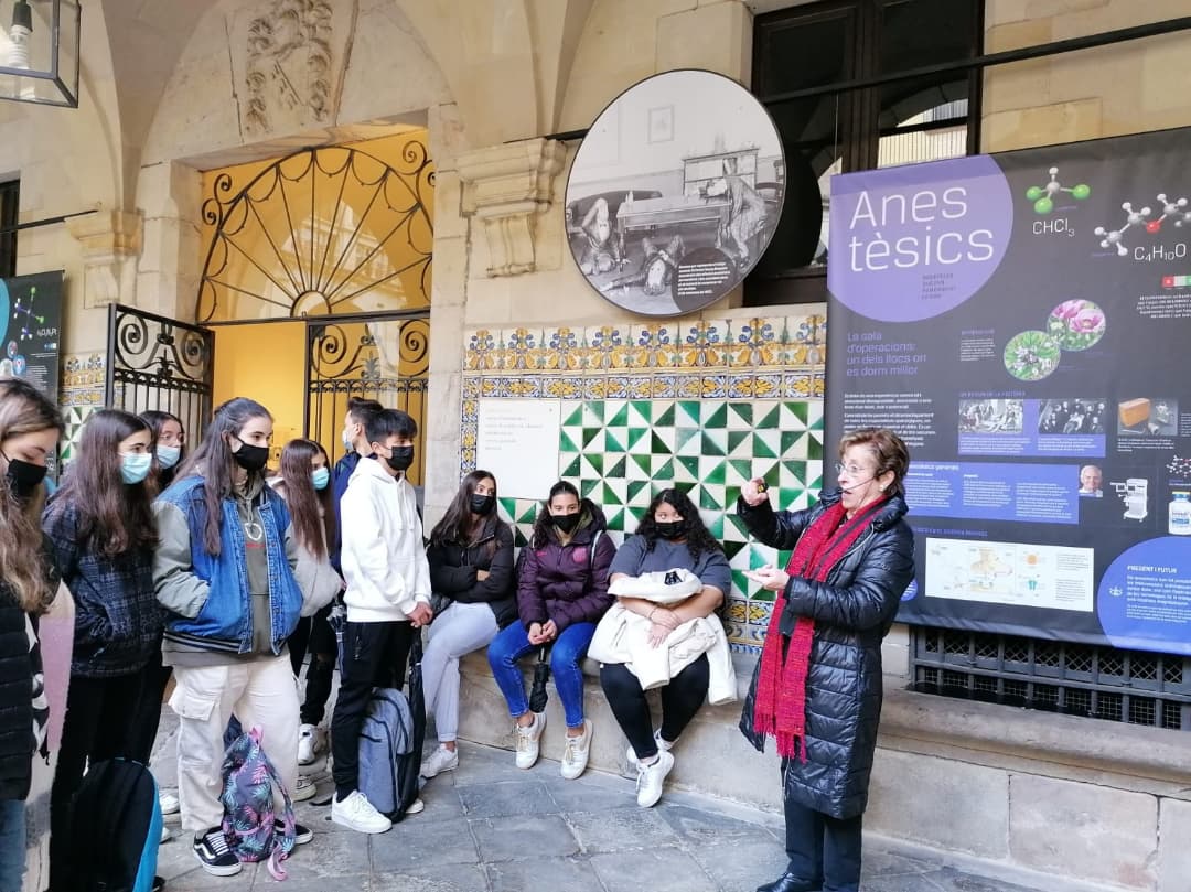 insffg_sjd's tweet photo. L'alumnat de Física i Química de 4t d'ESO hem visitat l'exposició "Molècules que ens han canviat la vida", a l'@iec Hem conegut la història, el procés de descobriment...Ens ha impactat és que moltes substàncies tenen aplicacions beneficioses i altres perjudicials. #expomolecules https://t.co/MMHJhKJoUh