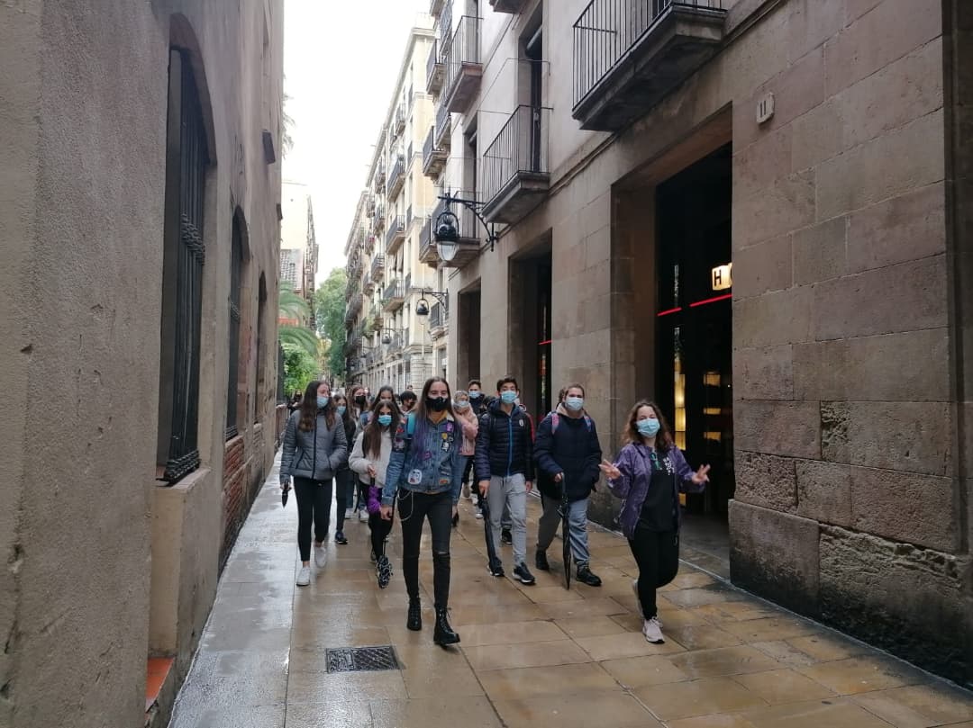 insffg_sjd's tweet photo. L'alumnat de Física i Química de 4t d'ESO hem visitat l'exposició "Molècules que ens han canviat la vida", a l'@iec Hem conegut la història, el procés de descobriment...Ens ha impactat és que moltes substàncies tenen aplicacions beneficioses i altres perjudicials. #expomolecules https://t.co/MMHJhKJoUh