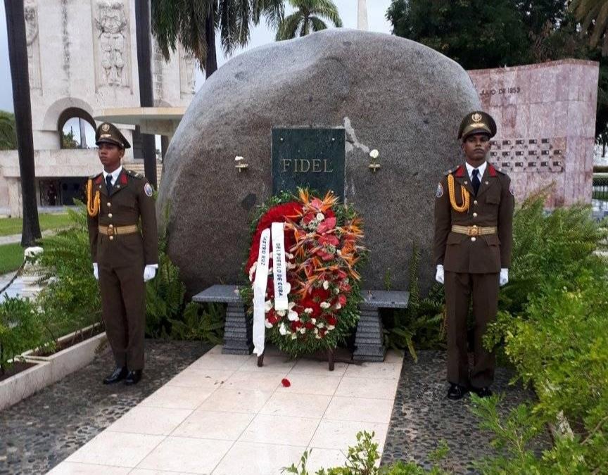 A 5 años de tu desaparición física ,porque no estás muerto . Aún Vicens en cada cubano ,en cada internacionalista ,en cada ser humano que fue tocado por tus ideas y convicciones . Fidel vivo en nuestros corazones . Fidel por siempre . #fidelporsiempre #FidelVive <a href="/CdiCastillito/">CDI Castillito</a>