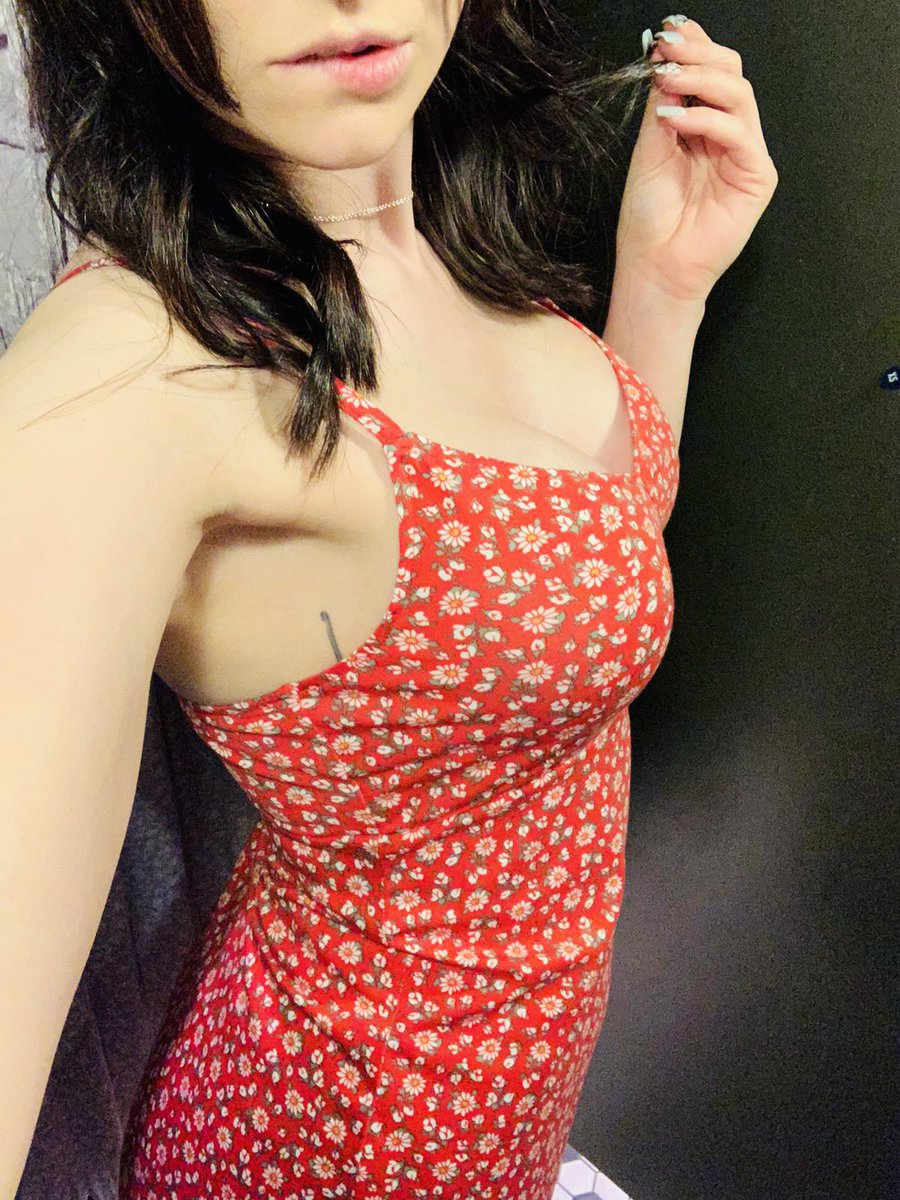 mooreerinxxx's tweet photo. Retweet if you want to run your hands up my dress https://t.co/n5kgvazQ4p