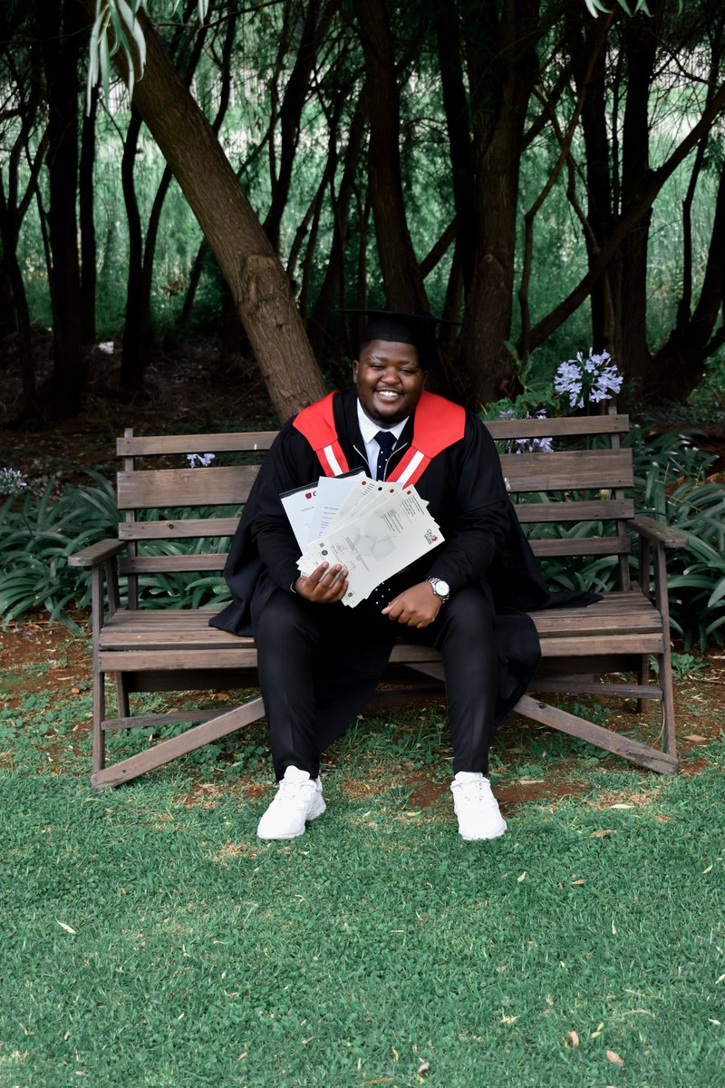 usanele_m's tweet photo. 👨🏿‍🎓 https://t.co/WflW7fjBoJ