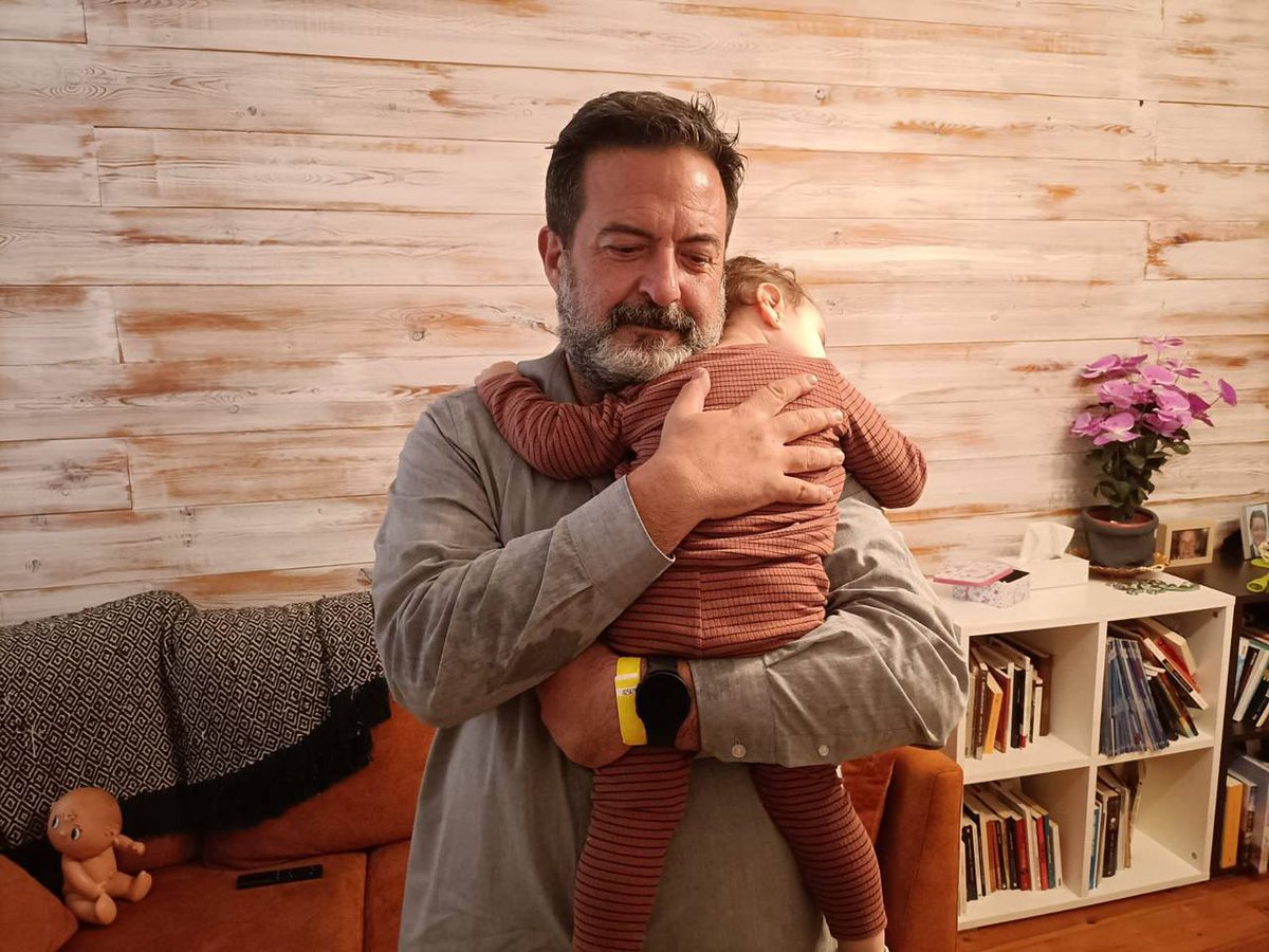 ManuPineda's tweet photo. Después de semanas, vueIvo a ver a mi hija pequeña, Avril. Nos hemos abrazado como si no hubiera un mañana.
 
El diplomático Alex Saab tiene dos niñas, una de ellas de la misma edad que la mía y a la que no puede ver desde que tenía 5 meses. No imagino cómo se siente. https://t.co/MAurdzT52n