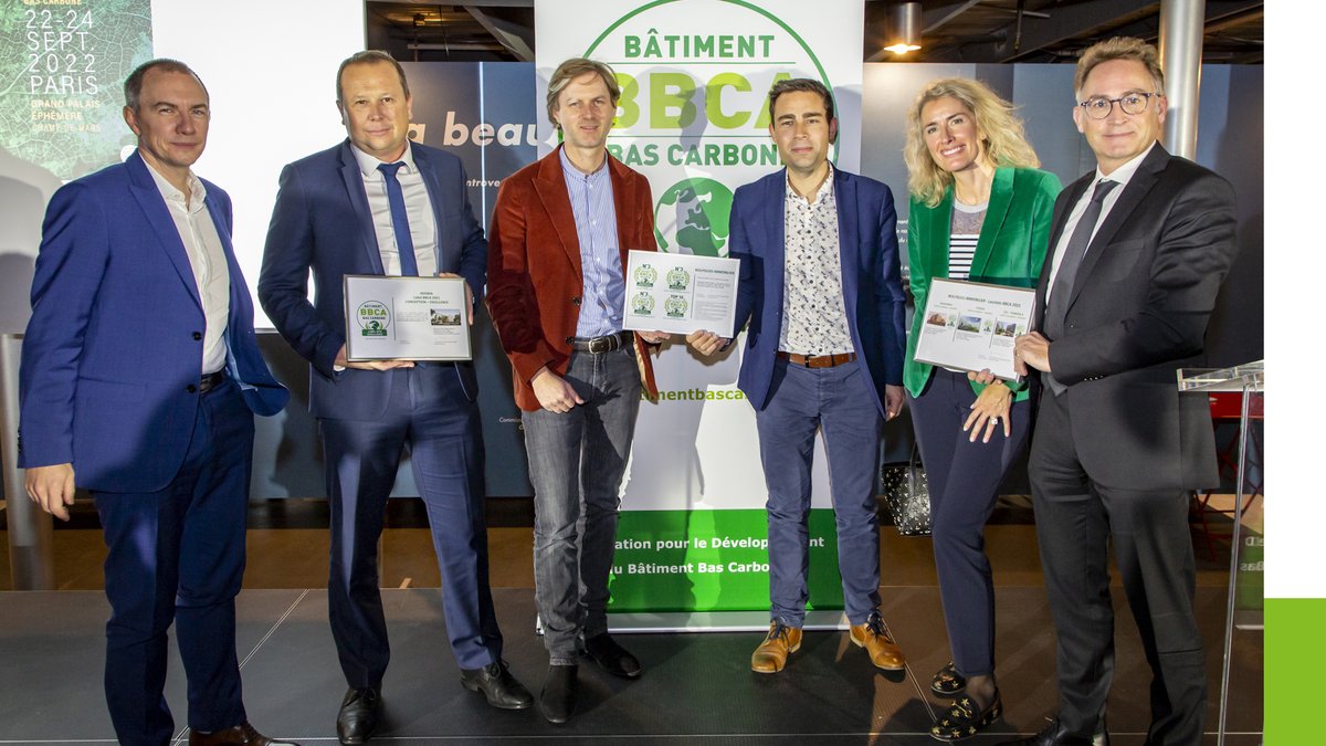 Bouygues_Immo's tweet photo. Mardi s’est tenu le forum @BBCA_asso, RDV des acteurs de l'immobilier #BasCarbone, où nous avons été récompensés:
🏆 #Top10 du nb d’opérations engagées &amp; #Top3 des productions engagées en 2021
🏆 #Top3 du nb d’opérations engagées &amp; de la production totale engagée (m2) depuis 2016 https://t.co/0UY6g22Axz