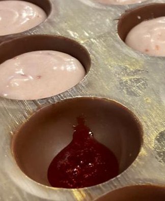 InstitutoCCF's tweet photo. en el área del cacao y la chocolatería y a su vez, al finalizar este ciclo de formación cada uno tendrá las herramientas necesarias para el mercado laboras actual y/o tener los conocimientos para montar su propio emprendimiento. https://t.co/0XEcQrqs2g