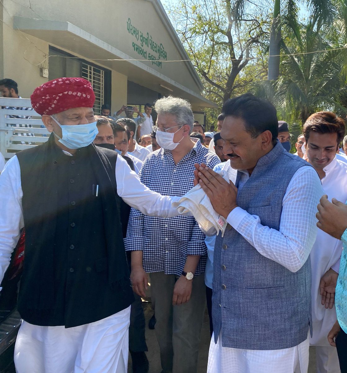 raghubhaidesai's tweet photo. સ્વ. શ્રી અહમદભાઈ પટેલ સાહેબની પ્રથમ પુણ્યતિથિ નિમિત્તે તેમના અંતિમધામ પર  શ્રી અશોક ગેહલોતજી (મુખ્યમંત્રીશ્રી,રાજસ્થાન) શ્રી રઘુ શર્માજી(પ્રભારી,ગુજરાત કોંગ્રેસ) શ્રી અમિતભાઈ ચાવડા (પ્રમુખશ્રી,GPCC) શ્રીપરેશભાઈ ધાનાણી (વિપક્ષ નેતા, ગુજરાત વિધાનસભા) સાથે શ્રદ્ધાસુમન અર્પણ કરી. https://t.co/H0IgavhmRz