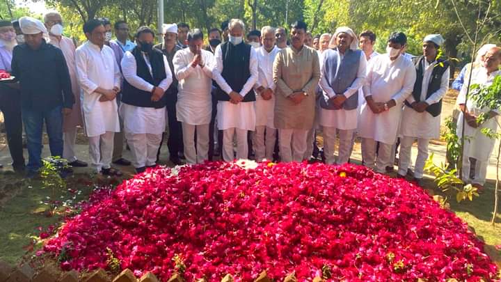 raghubhaidesai's tweet photo. સ્વ. શ્રી અહમદભાઈ પટેલ સાહેબની પ્રથમ પુણ્યતિથિ નિમિત્તે તેમના અંતિમધામ પર  શ્રી અશોક ગેહલોતજી (મુખ્યમંત્રીશ્રી,રાજસ્થાન) શ્રી રઘુ શર્માજી(પ્રભારી,ગુજરાત કોંગ્રેસ) શ્રી અમિતભાઈ ચાવડા (પ્રમુખશ્રી,GPCC) શ્રીપરેશભાઈ ધાનાણી (વિપક્ષ નેતા, ગુજરાત વિધાનસભા) સાથે શ્રદ્ધાસુમન અર્પણ કરી. https://t.co/H0IgavhmRz