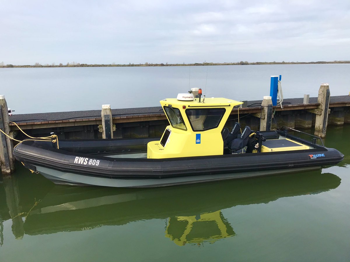 VLW_Thijs's tweet photo. Na een vertroetel-beurt door de werf mag het racemonster mét telefooncel weer lekker binnen overwinteren ❄️❄️ #RWS809 #Rijkswaterstaat https://t.co/87DKuRPkkI