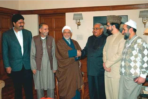 chitrapadhi's tweet photo. Khoob Jamta hoga Rang , jab milte honge .. Mirwaiz Umar Farooq with
Vajpayee ji , Sri Sri and #ImposterShankaracharyaAdhokshjanand
Now we know why Fakester is a PET of the PRESENT #ExtendedInvaders
#7yearsOfDeceit and #5AcresGift
Wake Up Hindus ...please. https://t.co/qqgvxyyH6C
