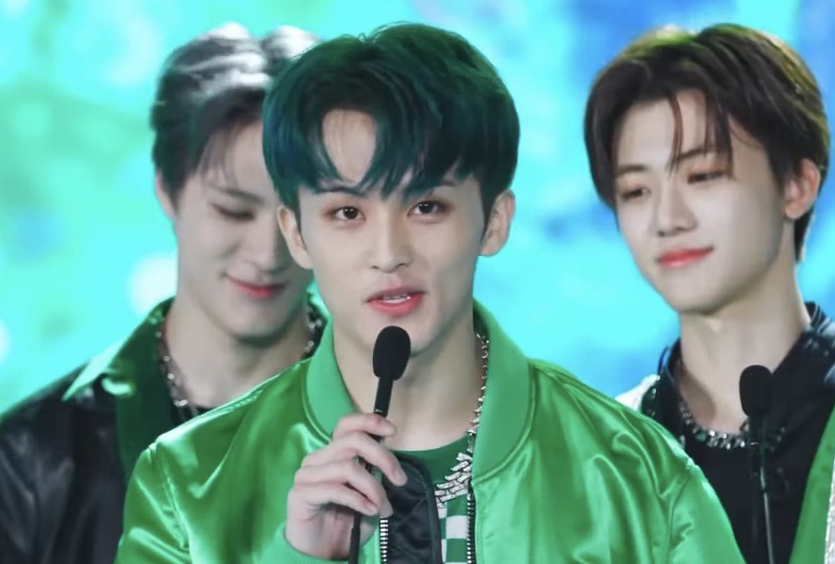 LOOKSMKL's tweet photo. 💚 #MARK https://t.co/iA3VXSWc4G