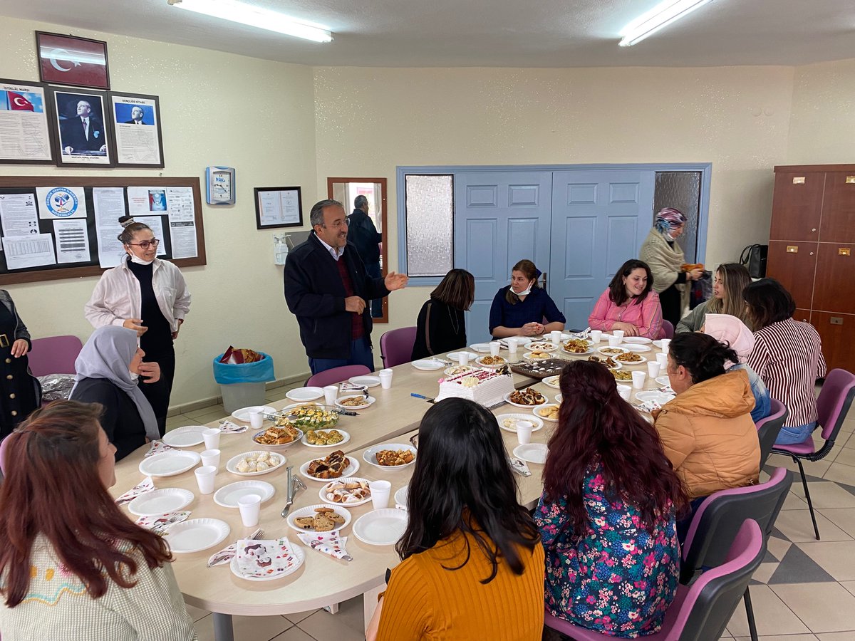 24 Kasım Öğretmenler Gününde Okul Aile Birliği ve Velilerimizin Sürprizi