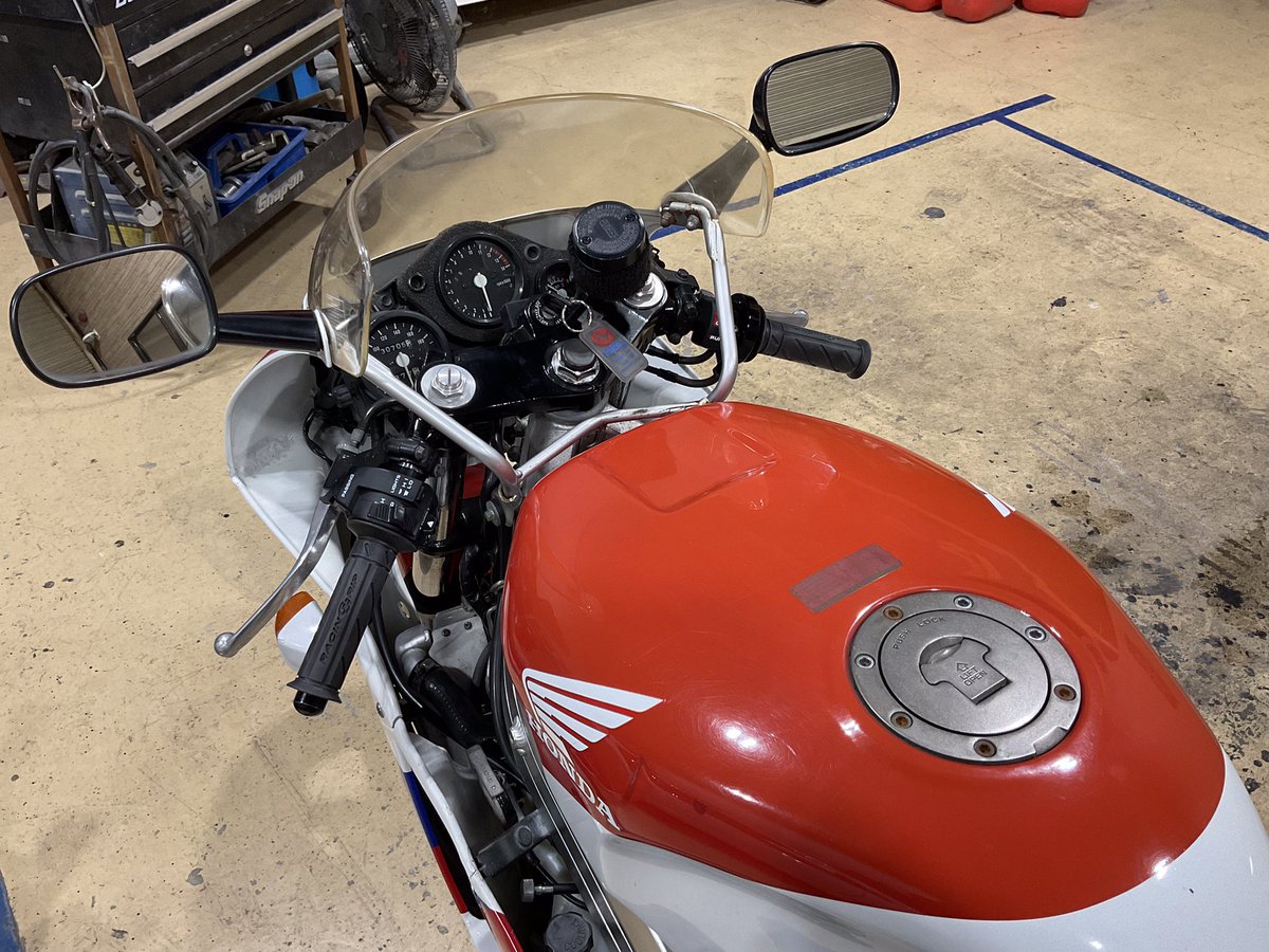 PB_riku's tweet photo. 乗りたい乗りたい言いながらバイク磨いてしかいない。 https://t.co/ocMJX5nFcN
