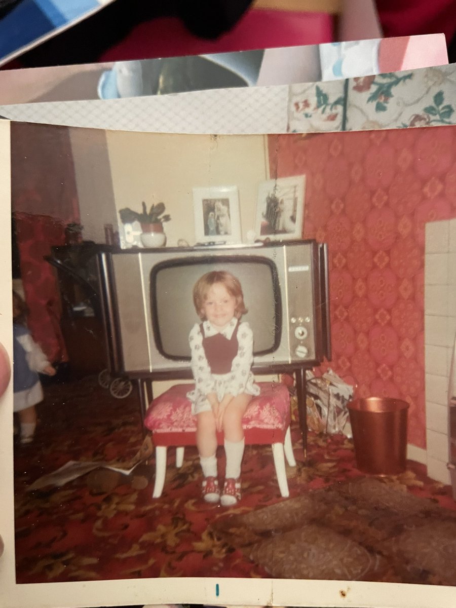 klg72's tweet photo. Came across some old photos today, Just me, at my nana’s house as a little un…. Wtf was that 70’s decor all about?!! #seventies #donttakemeback #colourexplosion #lookslikeabrothel #red https://t.co/M3rj5LrxnY