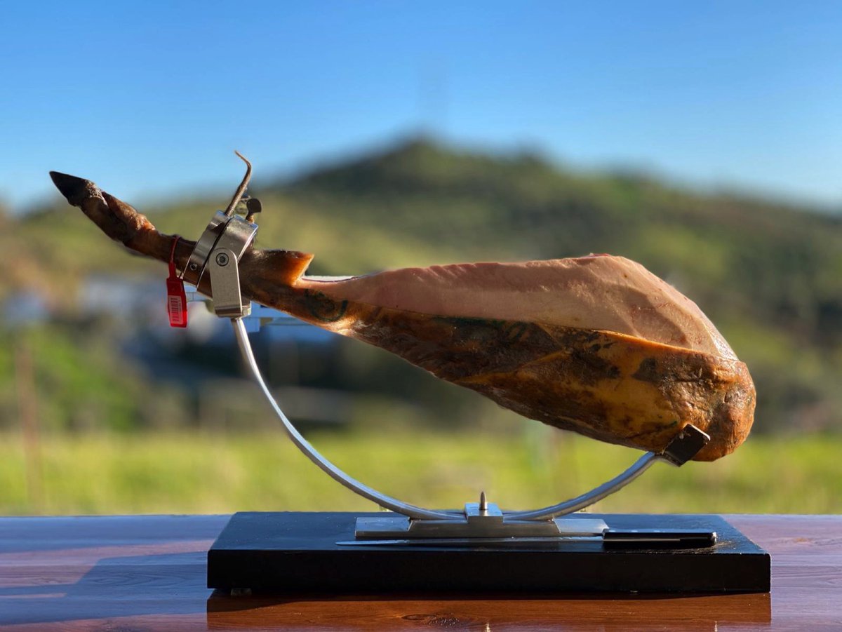 “Me encanta el jamón serrano” me dijo una amiga hace poco, y le dije: ¿serrano o ibérico? En rasgos generales estas son las diferencias:
🐷 Raza
🥜 Alimentación
🌿 Entorno
⏰ Curación
👨‍🍳 Proceso de elaboración
🟠 Color
😋 Sabor
🖐 Textura
🏷 Etiquetado