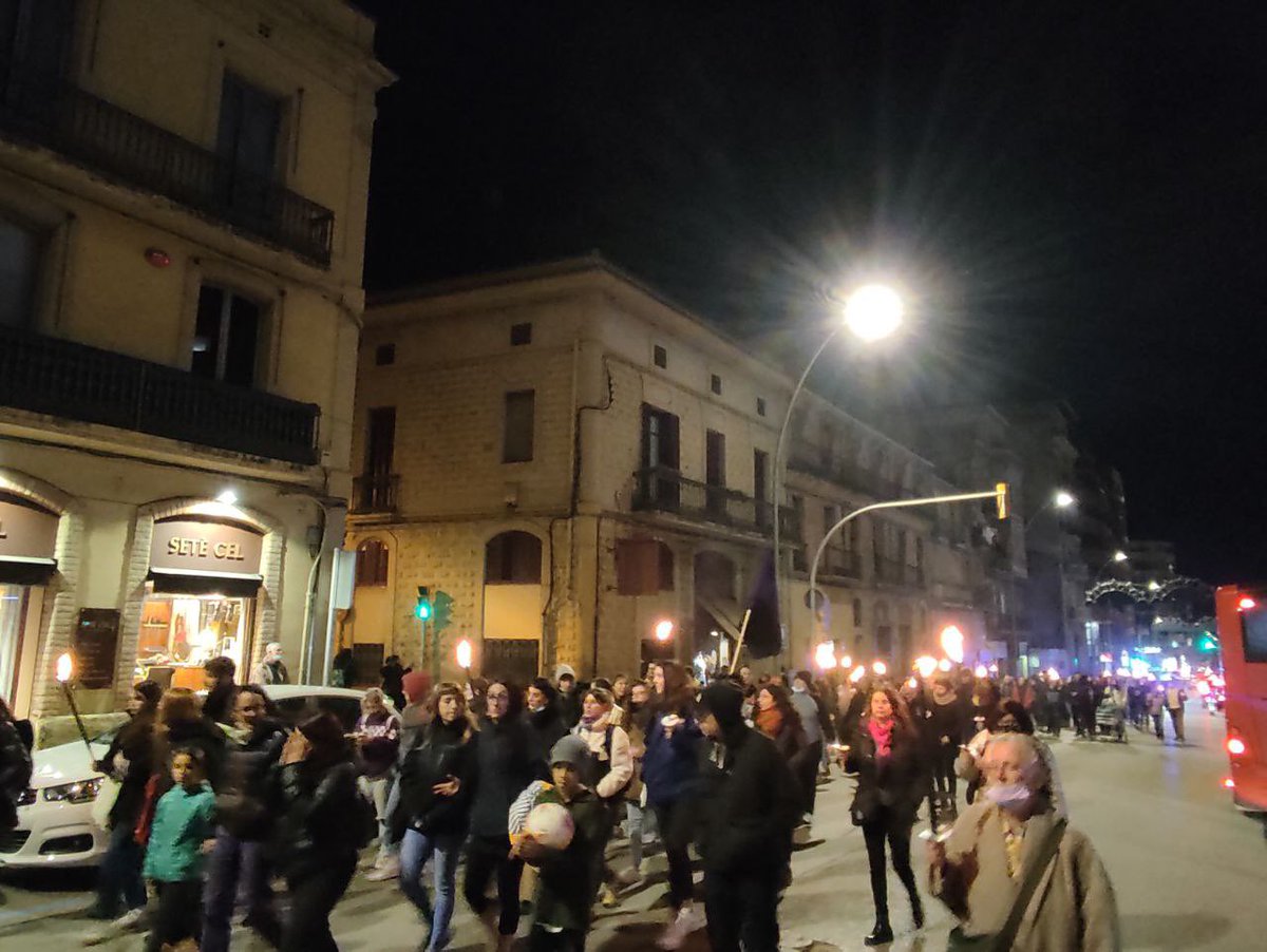 EndavantBages's tweet photo. 🟣Lliures i combatives!✊🏼

Arrenca la marxa de torxes del #25N a Manresa!

Contra la violència masclista,
ofensiva feminista!👊🏼

Feminisme #PerCanviarHoTot! https://t.co/9C42VIaB4o