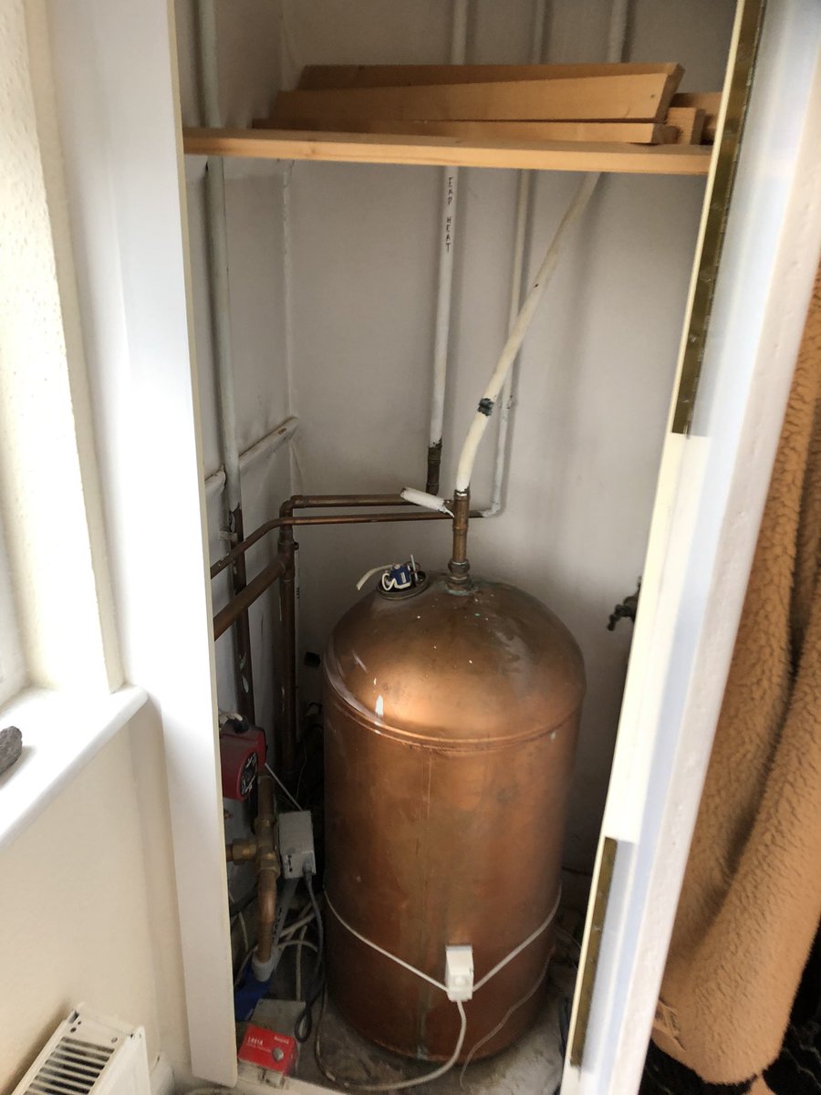 paulob19's tweet photo. Finishing off this system conversion tomorrow to close off the week! New @WorcesterBosch 4000 combi, complete with filter and 8yrs guarantee 👌🏼 Thanks @NordenHeating & @RoofsFlues for great service once again 💪🏼 @PipeSnug @RAtechUKLtd @StickersAndThat @UKTalon @Altecnic #1Barr😄 https://t.co/hAmvJ00LzJ