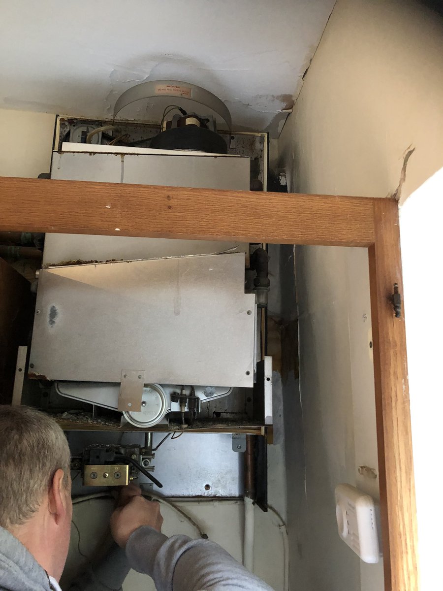 paulob19's tweet photo. Finishing off this system conversion tomorrow to close off the week! New @WorcesterBosch 4000 combi, complete with filter and 8yrs guarantee 👌🏼 Thanks @NordenHeating & @RoofsFlues for great service once again 💪🏼 @PipeSnug @RAtechUKLtd @StickersAndThat @UKTalon @Altecnic #1Barr😄 https://t.co/hAmvJ00LzJ
