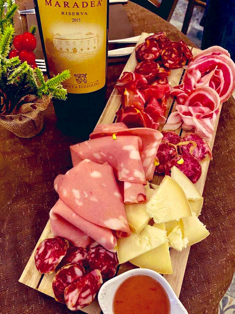 calabriaonline's tweet photo. 😋 Per la serie aperitivi doc 🍷, buona serata dalla #Calabria di #gusto. Questa sera in abbinata a un Maradea riserva @tenutaiuzzolini. 

🌎 https://t.co/kBfeSM3p9d (Sito &amp; Blog)

🌎 @ProntoEstate Guida Turistica 🇮🇹 https://t.co/8sWQSCETSB