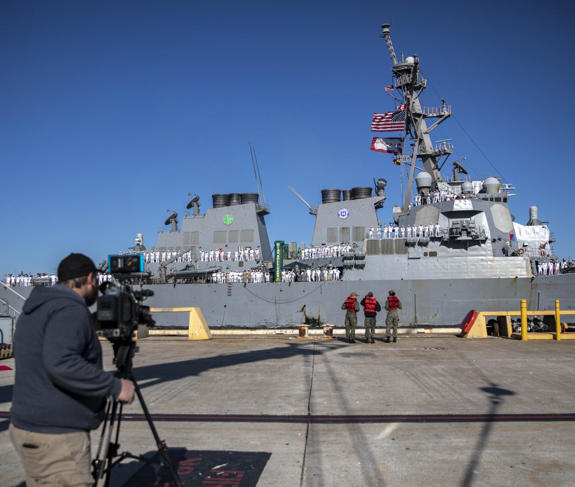 USNavy's tweet photo. Home for the Holidays 🦃🍗🍂

USS The Arleigh Burke-class guided-missile destroyer USS The Sullivans (DDG 68) returned to Naval Station Mayport, Nov. 24, marking the end of a historic seven-month world tour deployment.

READ MORE🔽
https://t.co/WhMKqHamGN https://t.co/GZARHoAVOo