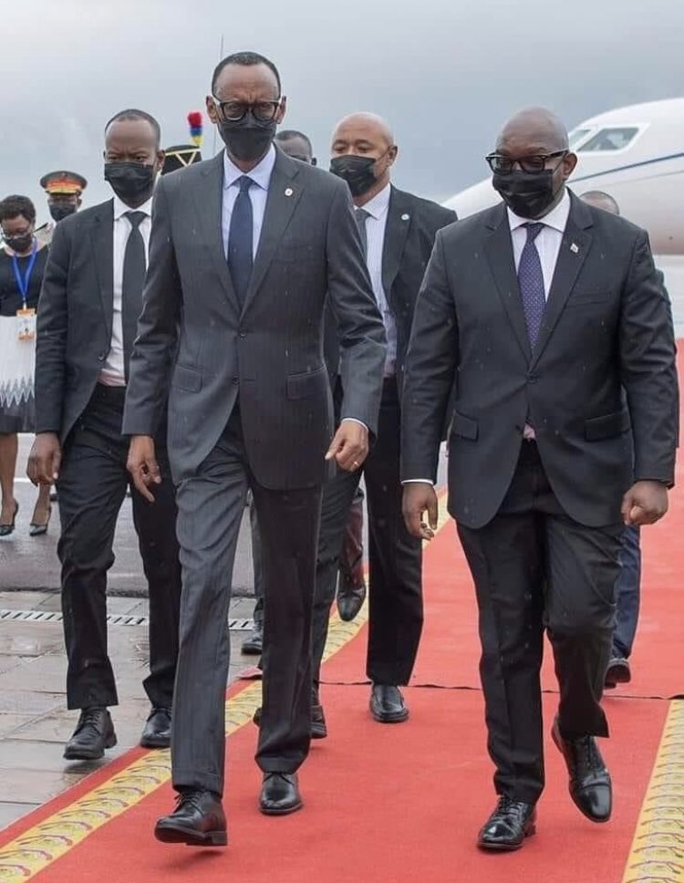 2 images, 200 milles mots. Le vrai Président de la #RDC est là. Talibans, sortez les images ti vos téléphones ITEL emona pasi. Tonton Tshilejelu RAMoS <a href="/fatshi13/">Félix A. Tshisekedi</a> 😷😷