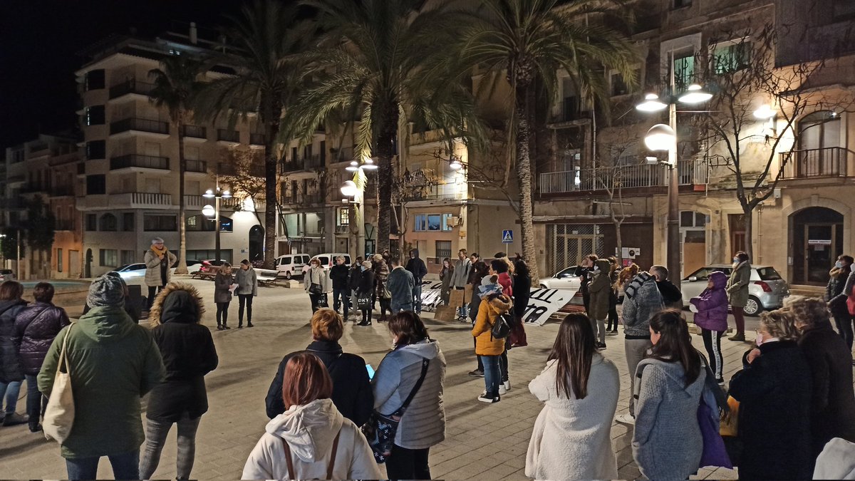 📣 Concentració a La Ràpita per denunciar l'ofensiva patriarcal i la violència masclista.
Foc al patriarcat. 
Ens volem vives! 🔥✊🏼
#lesmuixes #25N