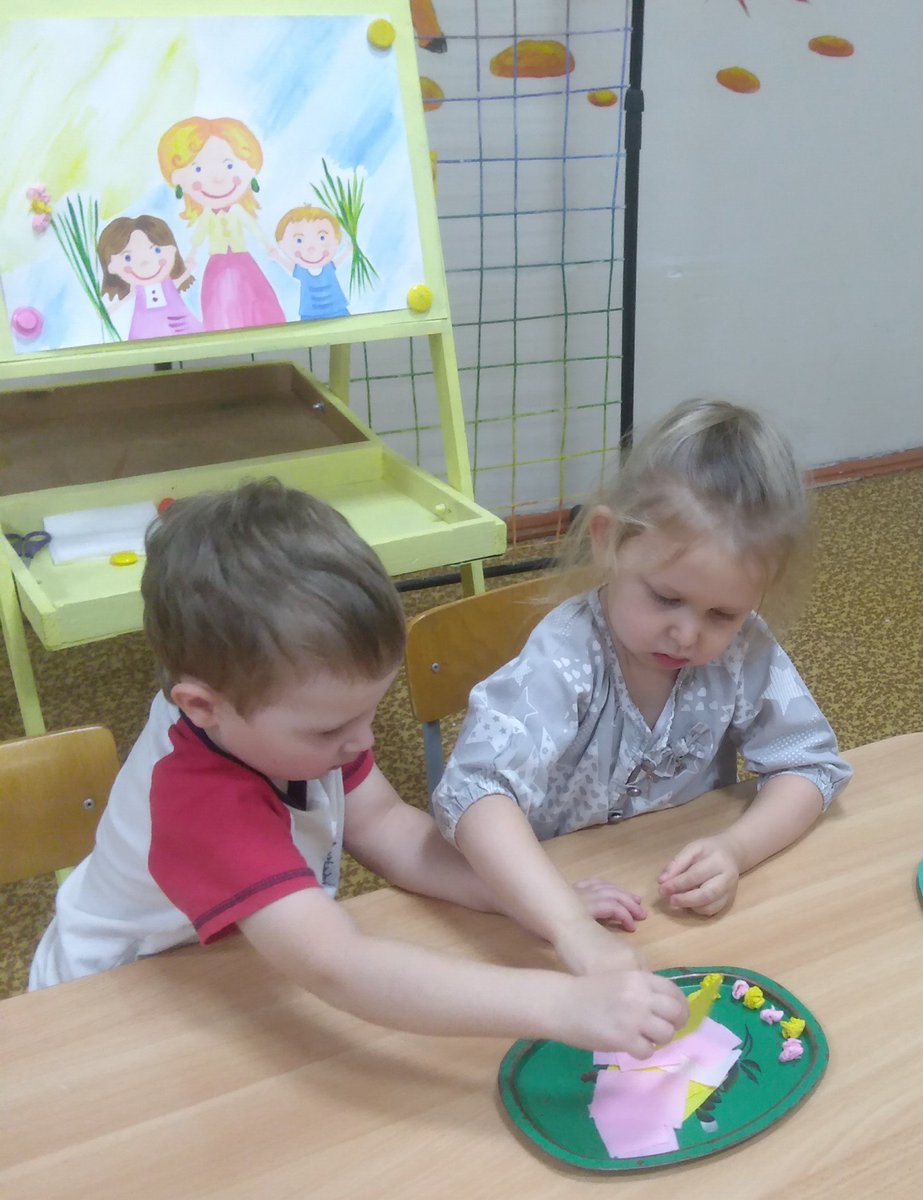 Подарок мамочке готов -
Большой- большой букет цветов