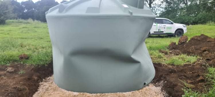 dragongrl77's tweet photo. Building life 😂😂😂 Our water tank arrived 2 days ago. The truck driver was like " it'll pop out once it's settled" Lol it's  folding up more and more. Time to ring the company me thinks 😂😂 https://t.co/mJJKiWopKF