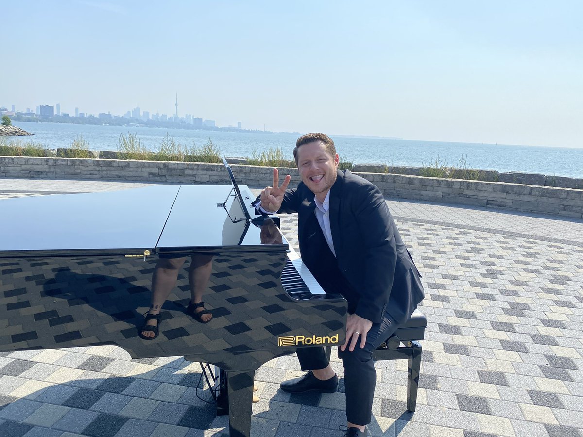 KarenKBurrows's tweet photo. We filmed @olreid on the HOTTEST day of the year and he absolutely killed it. Tune in to the #GGAwards Friday 7pm ET on @CBC @cbcgem to see his gorgeous performance in honour of Catherine O’Hara! https://t.co/FIf07Ch4qO