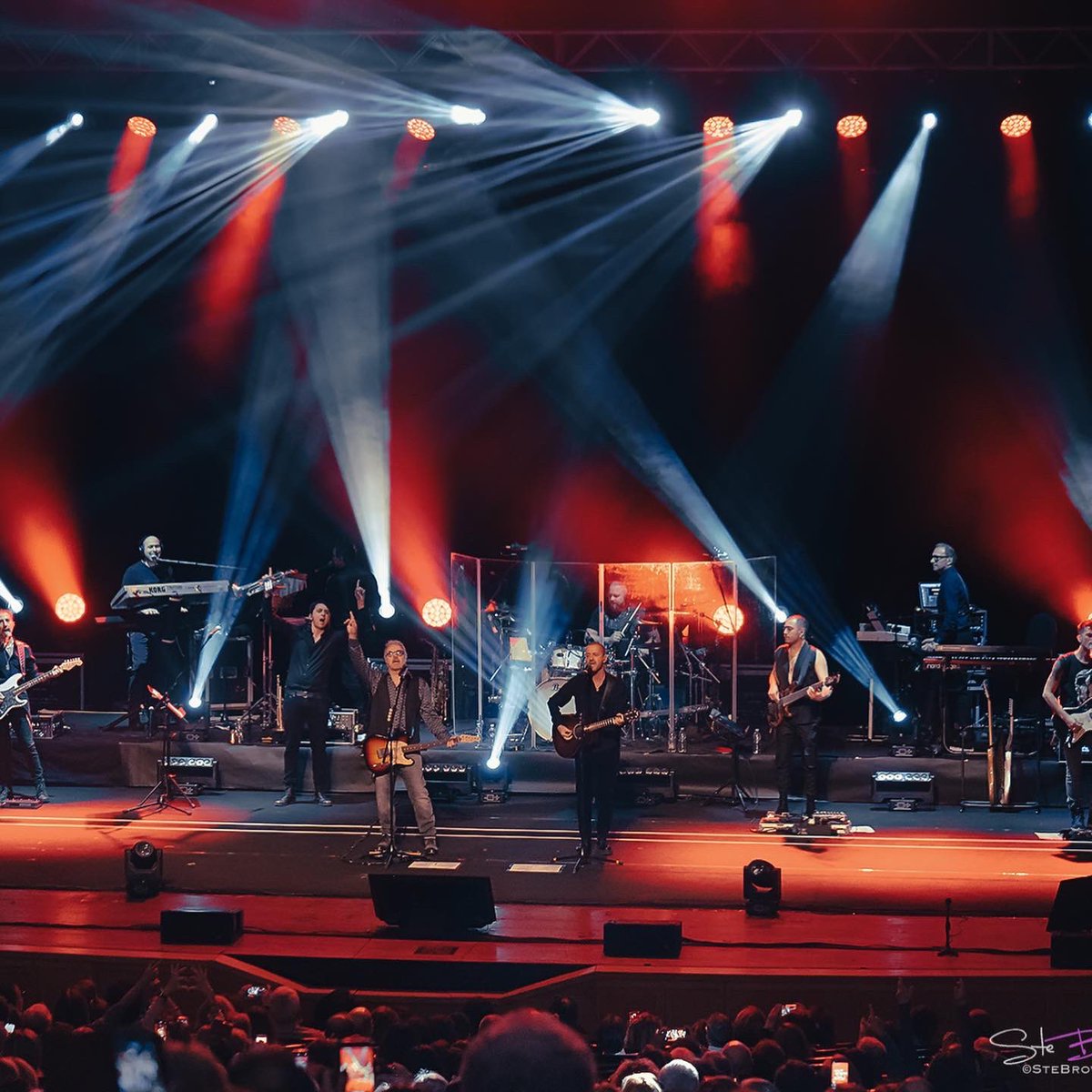 UmbertoTozzi's tweet photo. Qualche scatto della magica serata di Genova al Teatro Carlo Felice 💥
Il #RafTozziTour farà tappa a Roma il 28 Novembre @AuditoriumPdM
Info e biglietti su @fepgrouplive
Foto di @stebrovettoph
@radioitalia @fepgrouplive @momyrecords https://t.co/Hy8SJXG86f