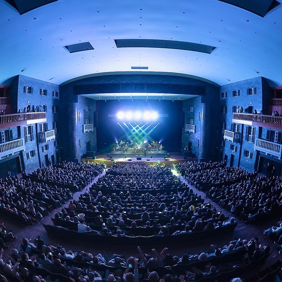 Qualche scatto della magica serata di Genova al Teatro Carlo Felice 💥 

Il #RafTozziTour farà tappa a Roma il 28 Novembre <a href="/AuditoriumPdM/">Auditorium PdM</a> 

Info e biglietti su @fepgrouplive 

Foto di <a href="/stebrovettoph/">SteBrovettoPh</a> 

<a href="/radioitalia/">Radio Italia</a> @fepgrouplive <a href="/momyrecords/">Momy Records</a>