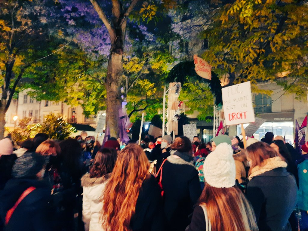 insoumise_4's tweet photo. 101 fémincides depuis le début de l'année,
94 000 viols et/ou tentatives de viols,
213 000 femmes victimes de violences physiques ou sexuelles,
Sans compter les violences #transphobe
#RasLeViol #violencesfaitesauxfemmes #marcheContreLesViolencesSexuellesEtSexistes https://t.co/n8Kk6C2Nk8