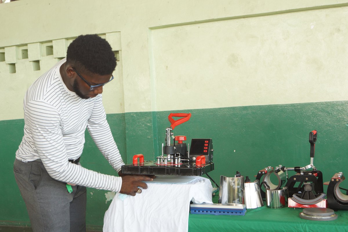 HumanSecurityJA's tweet photo. #HumanSecurityJA: Denham Town community members @DenhamTownCDC showcase screen printing equipment and discuss income earning projects in @unhumansecurity Joint @UN / GoJ HSTF Programme implemented by @UNDPJamaica and partners The Jamaica 4H.
Photo link: https://t.co/iKLXYYLpnV https://t.co/oZSQiECsCP
