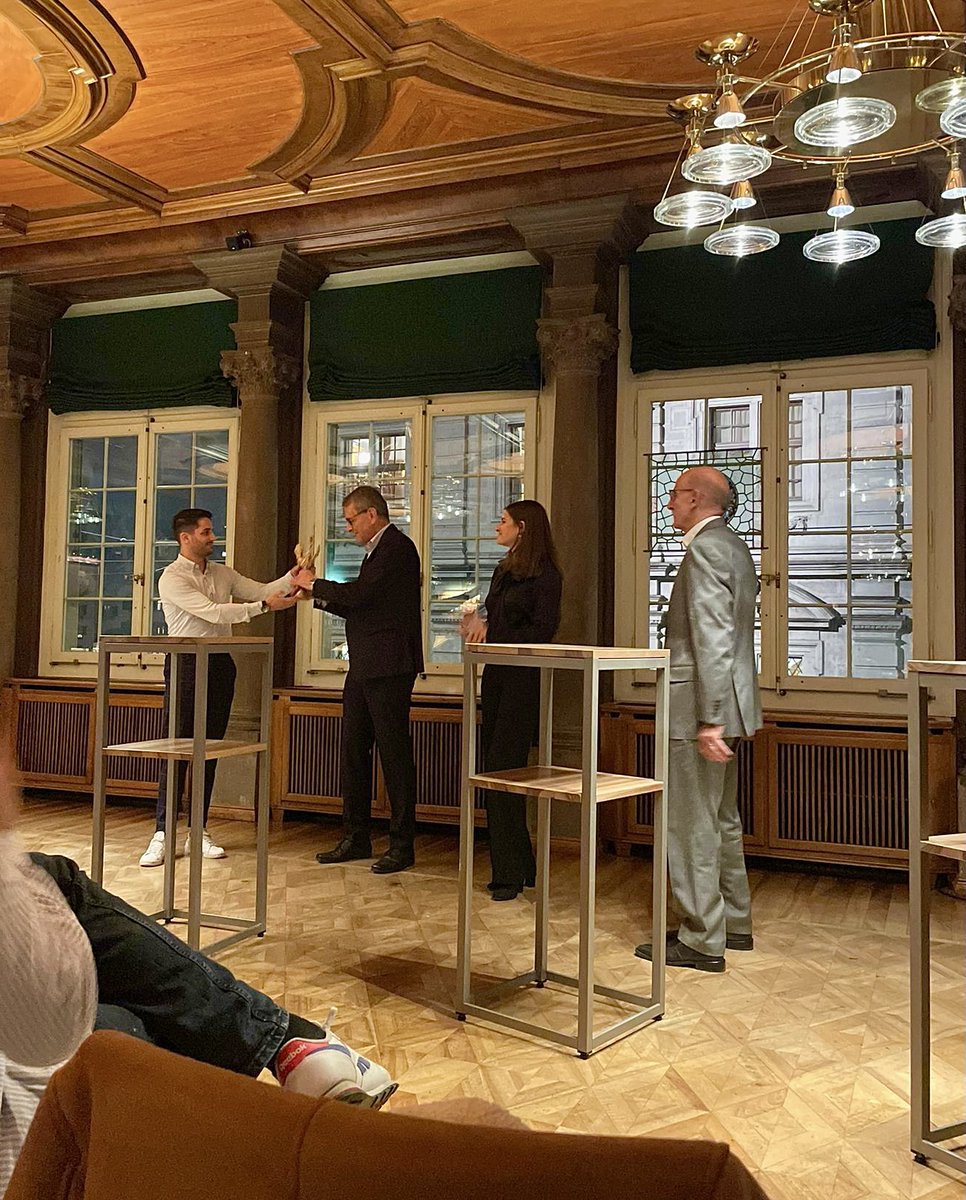 autonomiesuisse's tweet photo. Herzlichen Dank @JFZH für die Vergabe des #LiberalAwards 2021 🏆. Jetzt gilt es weiterhin, das #Erfolgsmodell Schweiz weiterzuführen und für eine weltoffene, erfolgreiche und freie Schweiz zu kämpfen 🇨🇭 https://t.co/vI1FzrnqAr