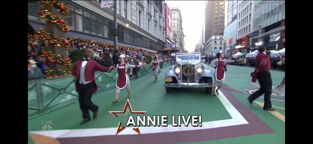 EtHM777's tweet photo. @DinosaurDracula Dude…did you see the lady at the beginning almost get her leg ran over by the car before the Annie performance?! https://t.co/GBbPqLYA14