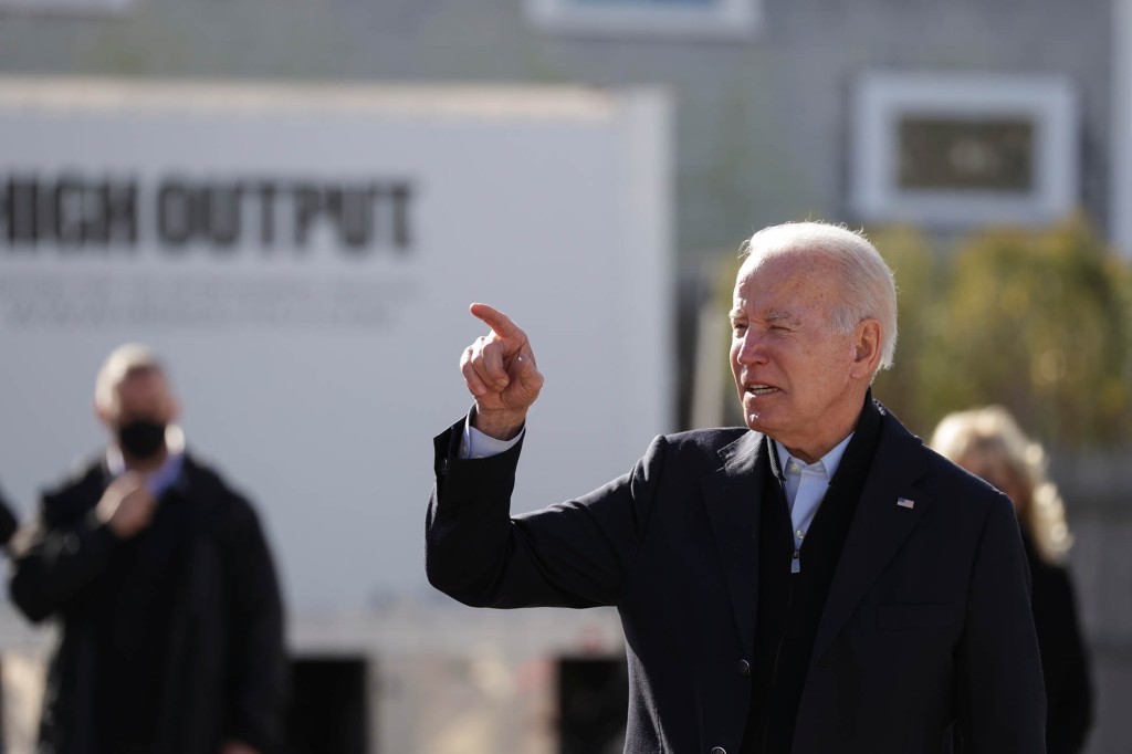 Biden approval hits single digit: Nantucket man reportedly gives POTUS the finger trib.al/SpPDJZ4