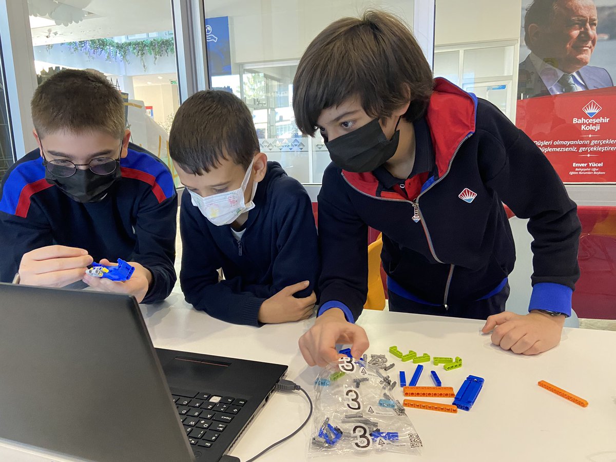 OuroborosTeamm's tweet photo. FLL #cargoconnect sezonu tema seti yapımımız hız kesmeden devam ediyor. En eğlenceli anlardan biri de bu olsa gerek🙃 #lego #robotik #severler @BilimKahraman @SelinKuyulu @bk_manisa https://t.co/doJjdzzxju