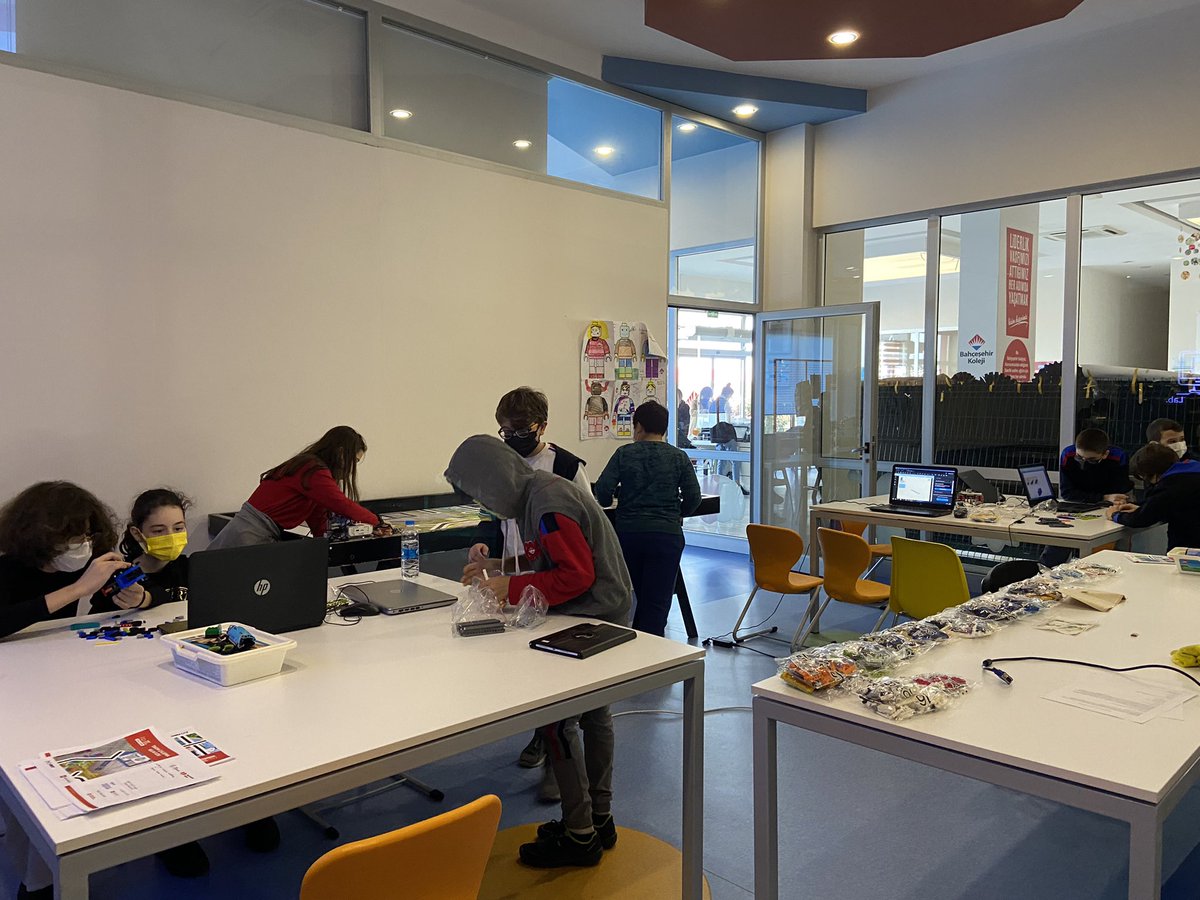 OuroborosTeamm's tweet photo. FLL #cargoconnect sezonu tema seti yapımımız hız kesmeden devam ediyor. En eğlenceli anlardan biri de bu olsa gerek🙃 #lego #robotik #severler @BilimKahraman @SelinKuyulu @bk_manisa https://t.co/doJjdzzxju