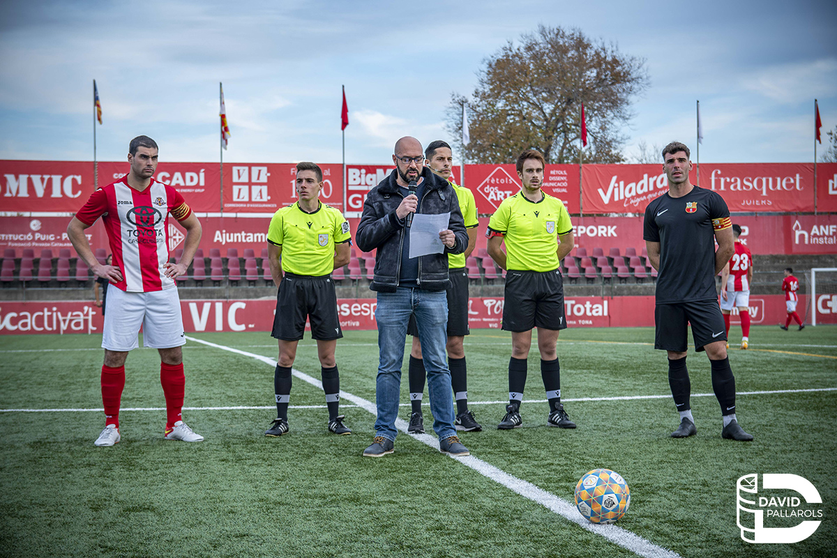UEVic_'s tweet photo. #25N 💜✊

➡️ Abans dels partits UE Vic-FC Santboià de #1cat2 i UE Vic-CE Premià de Segona Divisió femenina del passat cap de setmana, es va fer la lectura del manifest 📃 de l'Esport contra la violència masclista.

#SomUEVic 🔴⚪️
#UEVicFemeni #futfem #futbolcat https://t.co/IoetIIoLz0