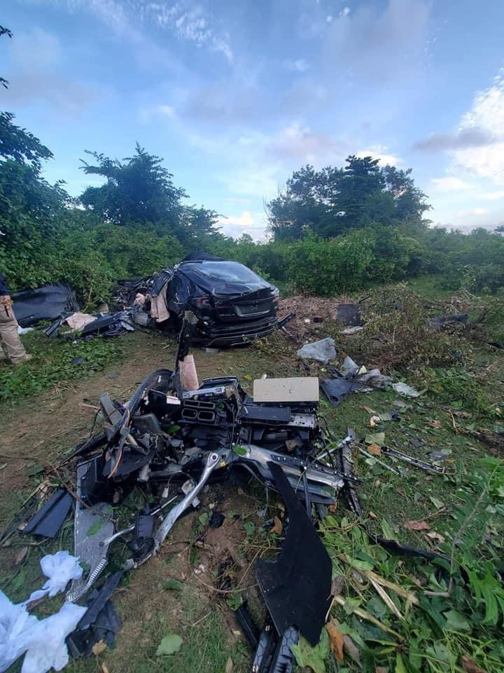 eliassob's tweet photo. @elonmusk @BLKMDL3 @Tesla Model S P90D accident in Puerto Rico. Car fell through a cliff. Driver walked out alive with only an arm scratch. Happened yesterday. Thanks @elonmusk for your innovative safety features! https://t.co/J9otsbWNI0